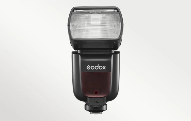 Godox TT685IIO z palnikiem skierowanym na wprost, widok produktu z przodu