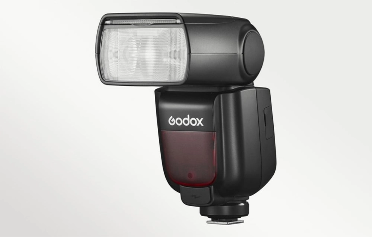 Lampa błyskowa Godox TT685IIO z odchyloną głowicą, widok z boku