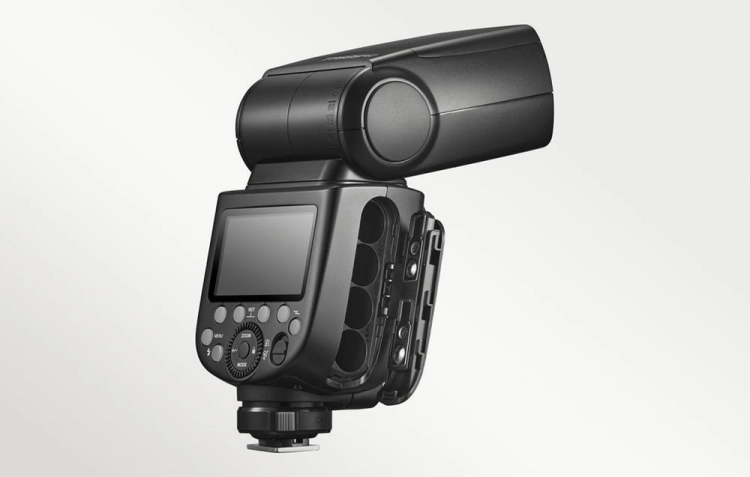 Lampa błyskowa Godox TT685IIO z otwartą komorą baterii i odchyloną głowicą