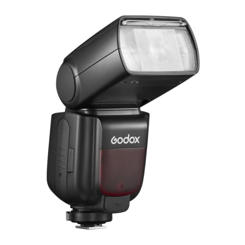 Lampa błyskowa Godox TT685IIO z odchyloną głowicą, widok z przodu pod kątem