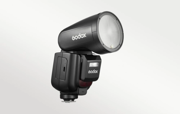 Lampa błyskowa Godox V1Pro N do Nikon z odchyloną okrągłą głowicą, widok pod kątem