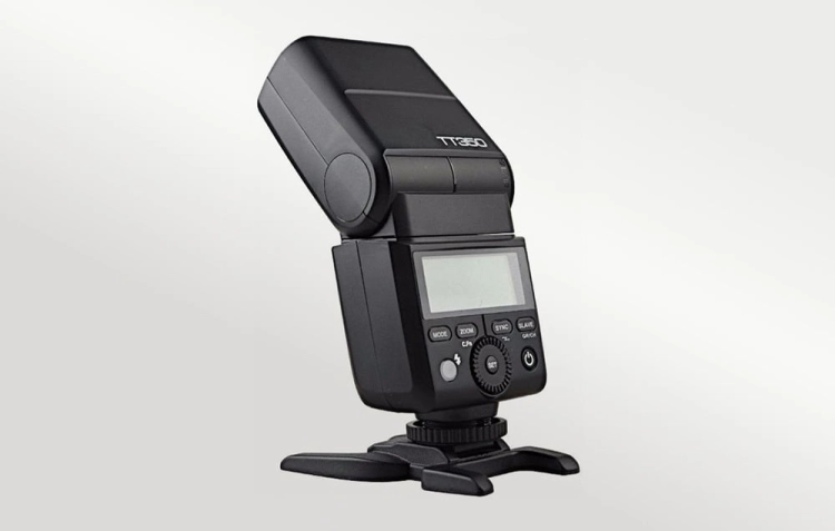 Godox TT350C z odchyloną głowicą błyskową, widok z boku