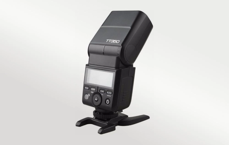 Lampa błyskowa Godox TT350C z uniesioną ruchomą głowicą, widok z boku