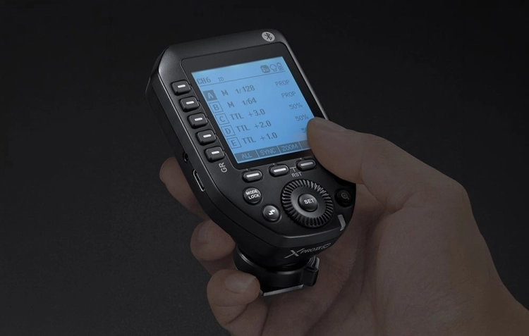 Wyzwalacz Godox XProII S do Sony z podświetlanym ekranem LCD, widok w dłoni na ciemnym tle