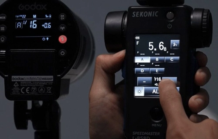 Godox XProII S z ekranem LCD podczas porównania ustawień i sterowania grupami lamp