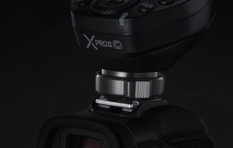 Wyzwalacz Godox XProII S zamontowany na aparacie Sony, widok z boku