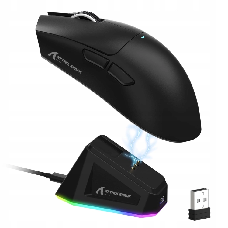 Czarna mysz bezprzewodowa Attack Shark X11 umieszczona na magnetycznej stacji ładującej RGB.