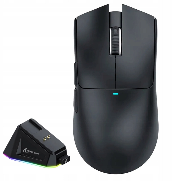 Ultralekka mysz gamingowa Attack Shark X11 o wadze 63 gramów na stanowisku gracza.
