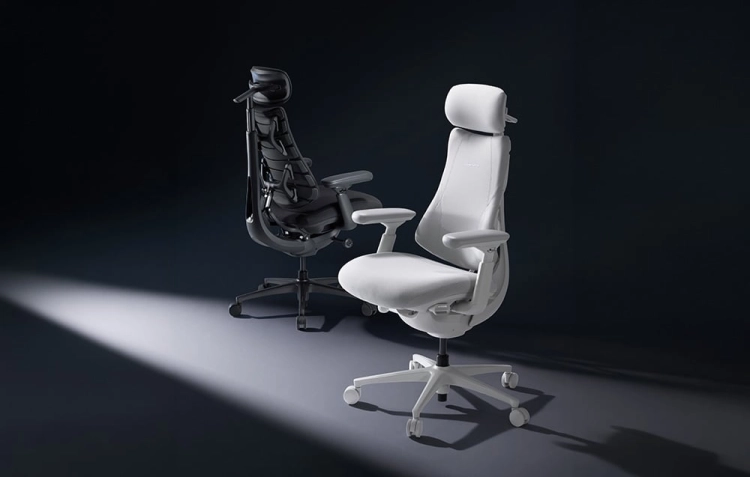 Białe krzesło ergonomiczne LiberNovo Omni Pro 48 cm prezentowane w ciemnym wnętrzu