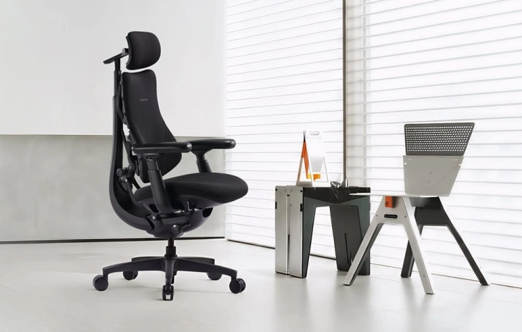 Czarne krzesło ergonomiczne LiberNovo Omni SE 48 cm przy biurku w jasnym wnętrzu