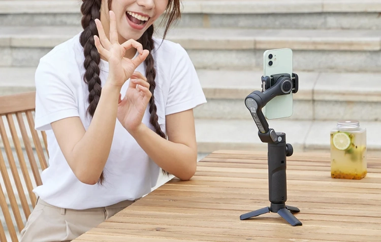gimbal-z-oswietleniem-rgb-aochuan.webp