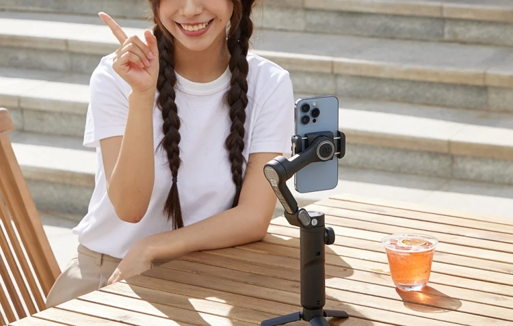 gimbal-na-telefon-z-oswietleniem-rgb.webp