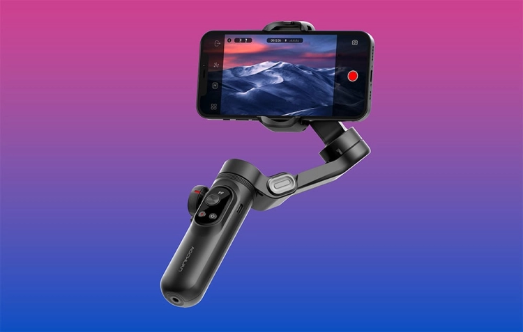 Gimbal AOCHUAN Smart X Pro ze smartfonem podczas nagrywania wideo na kolorowym tle