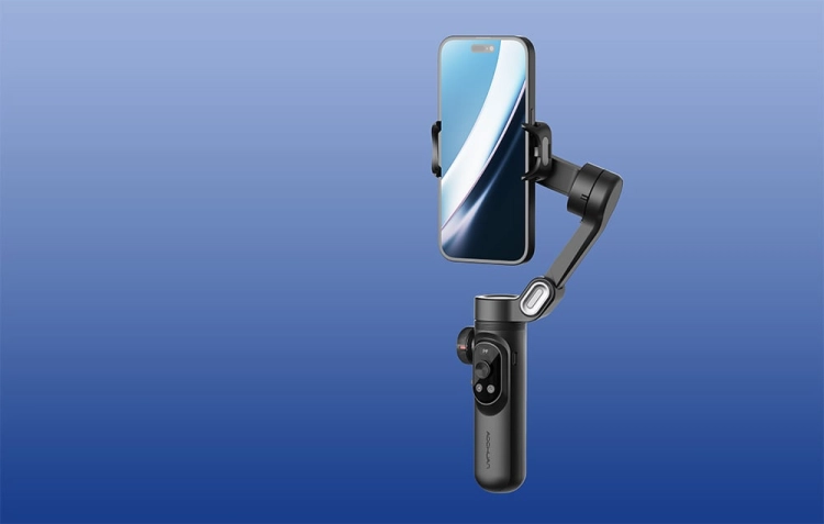 Czarny gimbal AOCHUAN Smart X Pro ze smartfonem ustawionym pionowo na niebieskim tle