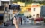 Osoba nagrywająca panoramę miasta smartfonem zamontowanym na gimbalu AOCHUAN Smart X Pro