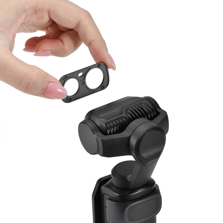 Dłoń wyjmująca filtr STARTRC z etui ochronnego do zestawu Insta360 Luna Ultra