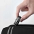 Dłoń trzymająca magnetyczną szybkozłączkę STARTRC do GoPro HERO 13 z paskiem transportowym