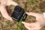 Osoba montująca kamerę GoPro HERO 13 na magnetycznej szybkozłączce STARTRC