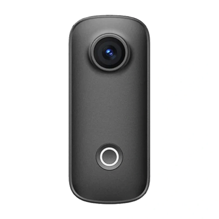 Czarna kamera SJCAM C100 Pro widziana z przodu, z obiektywem i przyciskiem nagrywania