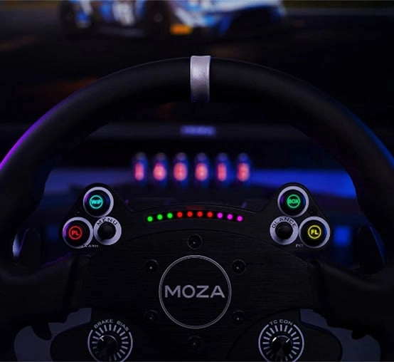 Podświetlana kierownica MOZA Racing CS V2P podczas nocnej jazdy w symulatorze