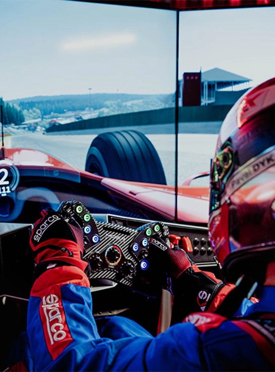 Mężczyzna korzystający z kierownicy MOZA Racing KS podczas jazdy w symulatorze Formuły 1
