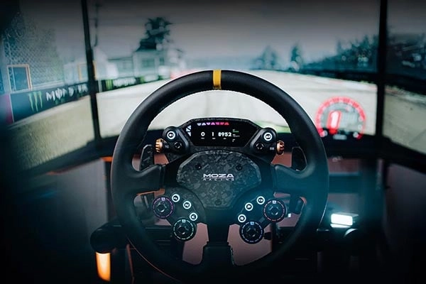Kierownica gamingowa MOZA Racing CS Pro RS093 zamontowana w stanowisku wyścigowym