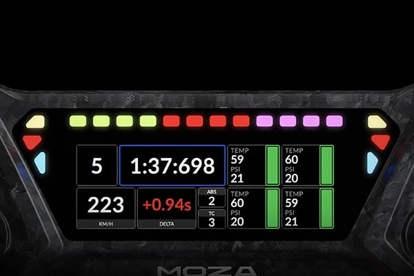 Zbliżenie na wyświetlacz kierownicy MOZA Racing KS Pro RS095 z danymi telemetrycznymi