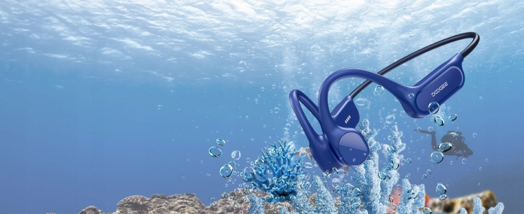 Pływak korzystający ze słuchawek DOOGEE BoneBeat Swim Lite podczas treningu w wodzie