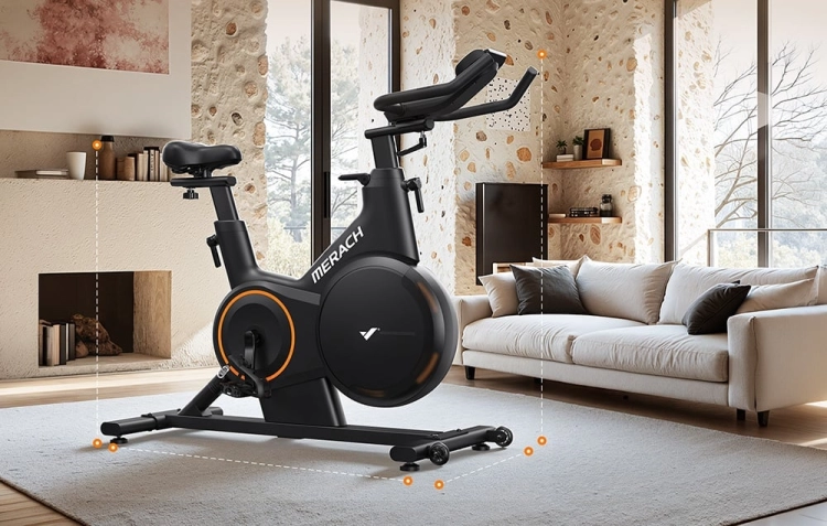 Rower spinningowy MERACH MR-S28B1 ustawiony w domowym wnętrzu