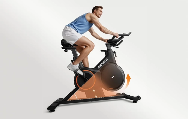 Mężczyzna trenujący na rowerze spinningowym MERACH MR-S28B1