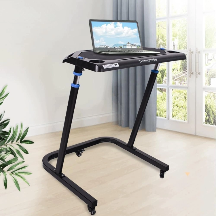 Stolik ThinkRider z laptopem w jasnym salonie