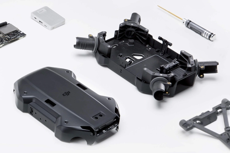 Części drona DJI Enterprise wymieniane w serwisie – osłona, rama, element podwozia i śrubokręt