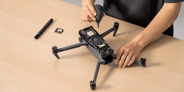 Czyszczenie wnętrza rozebranego drona DJI Enterprise podczas przeglądu DJI Maintenance