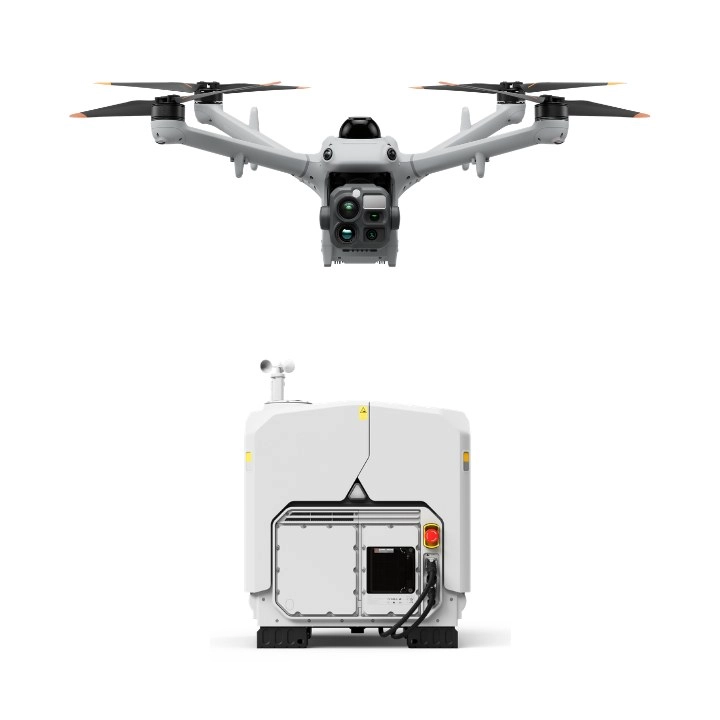 Stacja dokująca DJI Dock 4 i dron DJI Matrice 5TD na białym tle