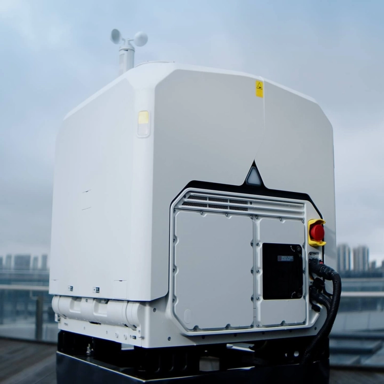 Zamknięta stacja DJI Dock 4 z wiatromierzem zamontowana na dachu budynku