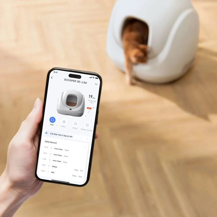 Aplikacja CATLINK na telefonie i kot wchodzący do kuwety BayMax Lite