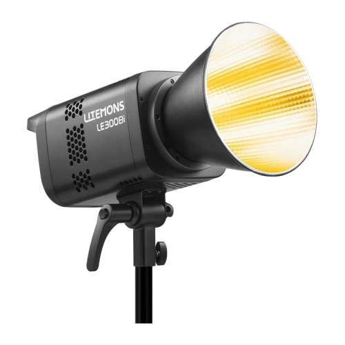 Lampa LED Godox LE300Bi z reflektorem na statywie, widok pod kątem