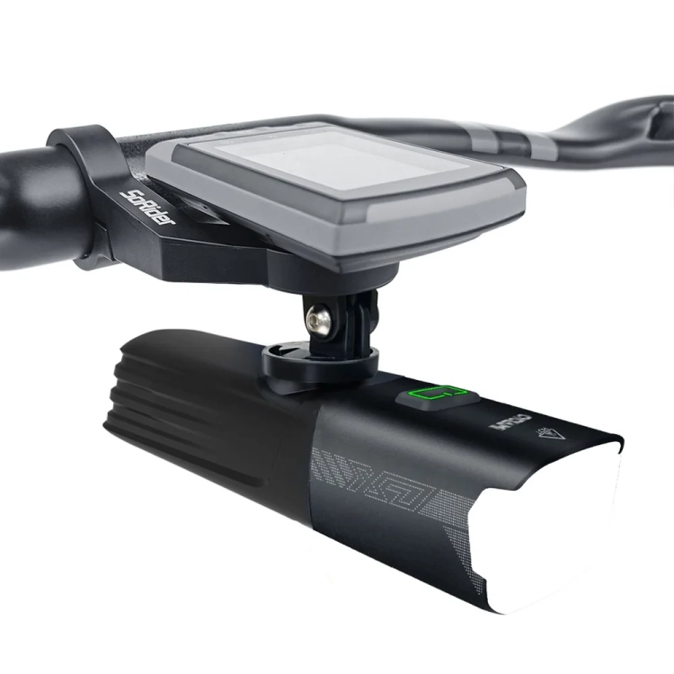 Lampka CYCLAMI X7 zawieszona pod licznikiem na wysuniętym uchwycie z mocowaniem GoPro