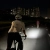 Rowerzysta nocą na drodze oświetlonej przednią lampką CYCLAMI BR-500