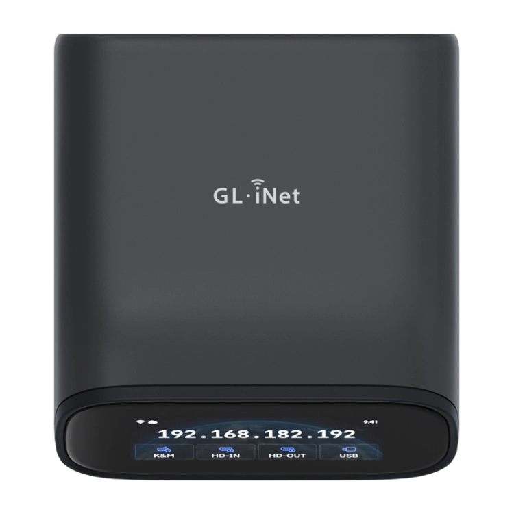 GL.iNet Comet Pro widziany z góry, logo i ekran z przodu
