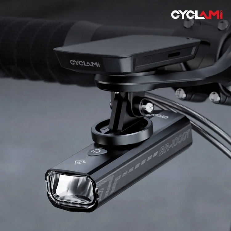 Lampka CYCLAMI BR-1000T zawieszona pod licznikiem rowerowym na wysuniętym uchwycie