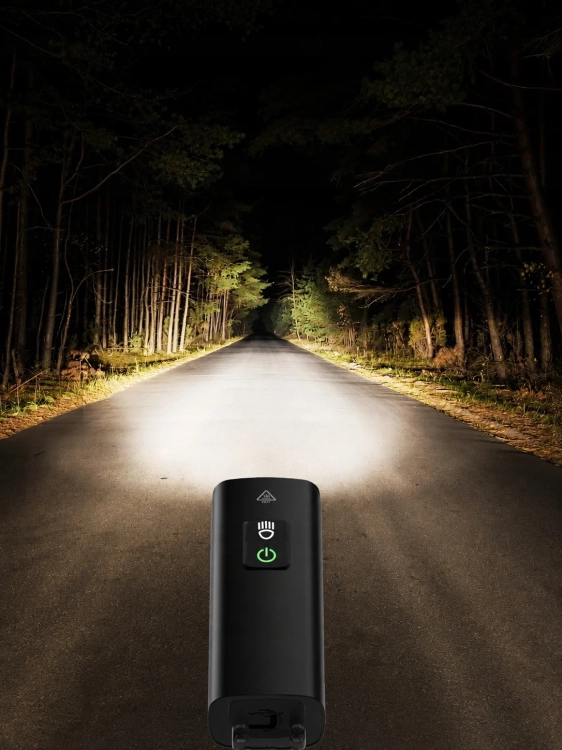 Leśna droga nocą oświetlona lampką CYCLAMI BR-2000