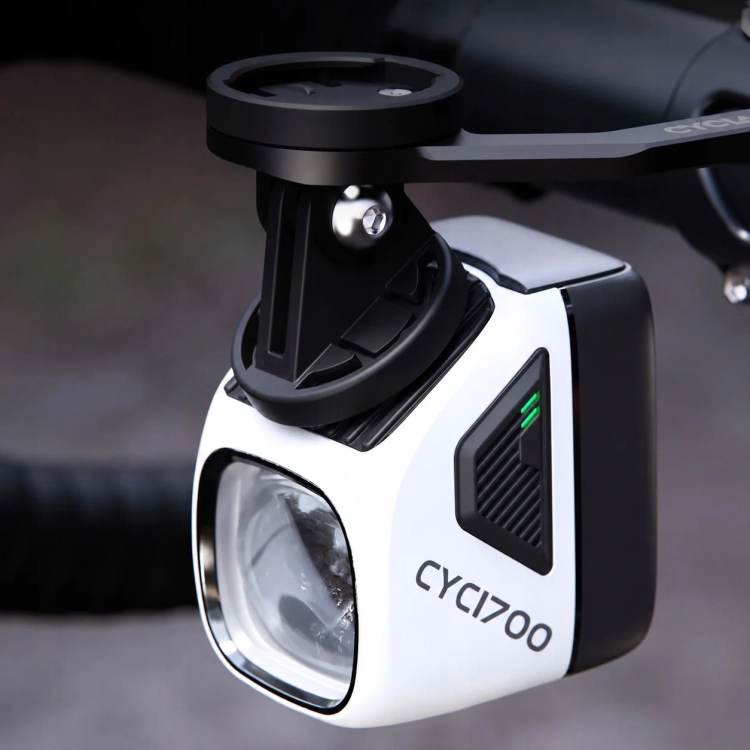 Lampka CYCLAMI CYC1700 zawieszona pod uchwytem licznika rowerowego