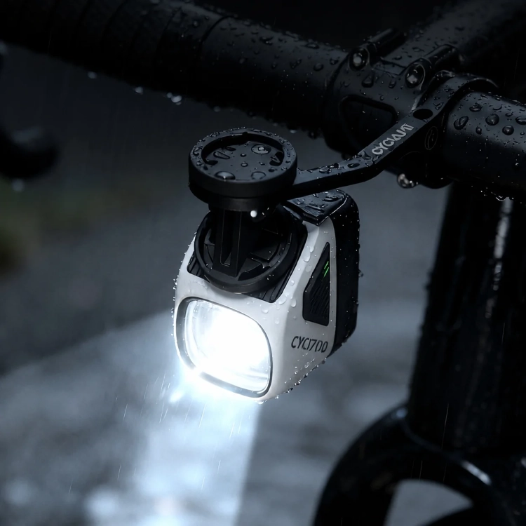 Lampka CYCLAMI CYC1700 pod licznikiem w deszczu, włączone światło