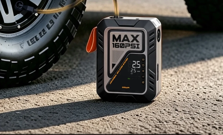 CYCLAMI MAX160 obok koła samochodu, widok z boku