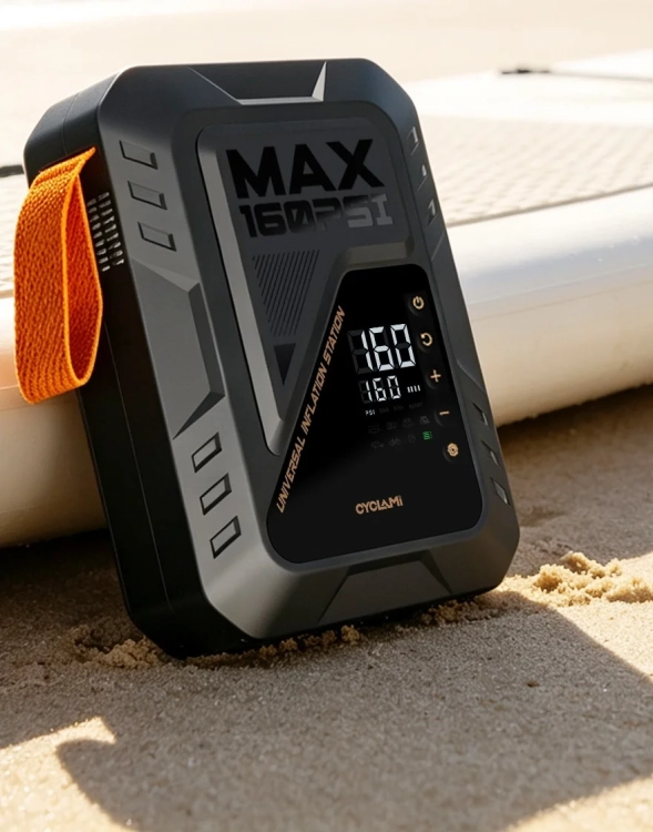 CYCLAMI MAX160 oparty o deskę SUP na piasku