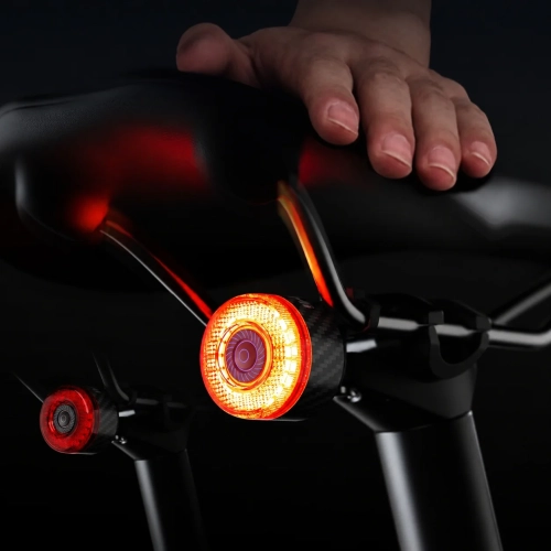Lampka CYCLAMI CY120 rozjaśniona przy hamowaniu pod siodełkiem