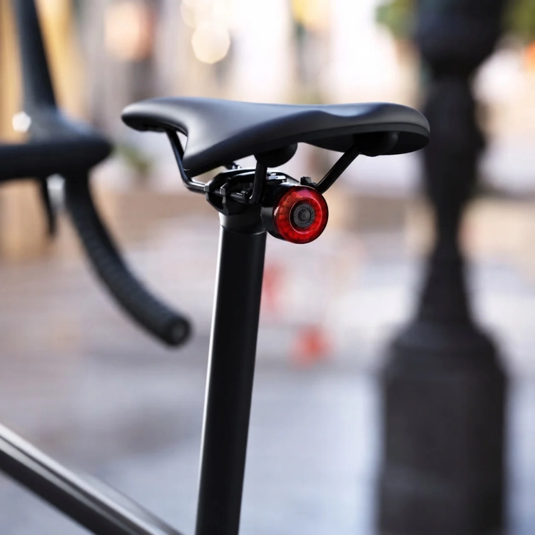 Lampka CYCLAMI CY120 zamontowana pod siodełkiem