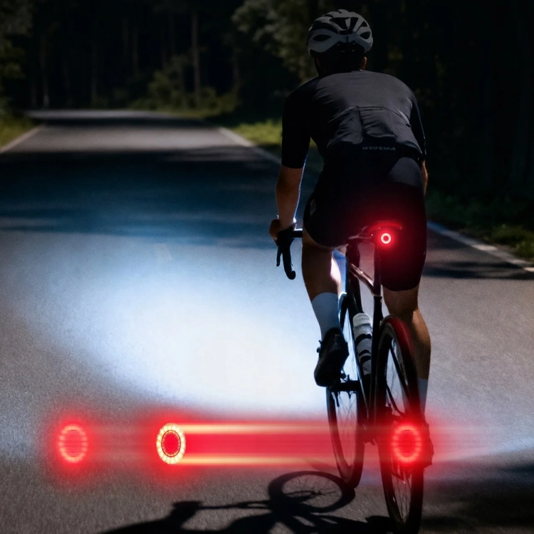 Rowerzysta nocą na drodze z lampką CYCLAMI CY120