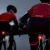 Dwóch rowerzystów z lampkami CYCLAMI CY180 w trybie grupowym